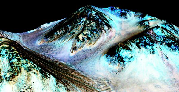 Одна из темных полос на склоне кратера Гейл (в центре), где работает марсоход Curiosity