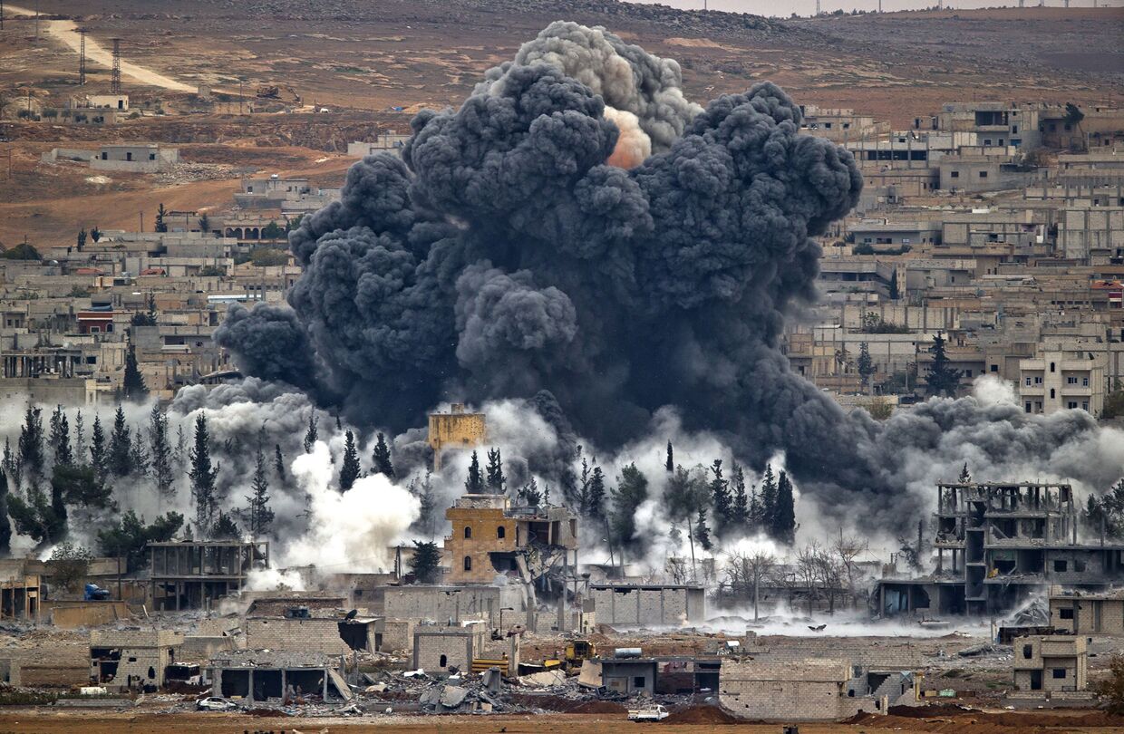 Дым над Кобани после авиаудара, нанесенного силами коалиции во главе с США
