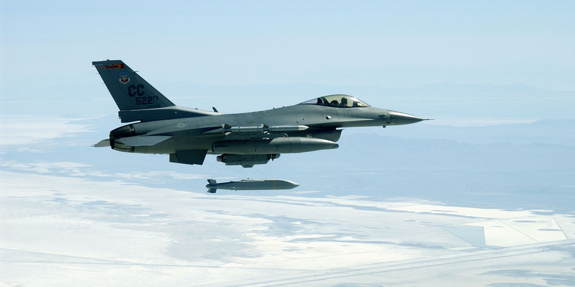 F-16C Fighting Falcon выпускает ракету AGM-154 Joint Stand-Off Weapon - ИноСМИ, 1920, 12.05.2023