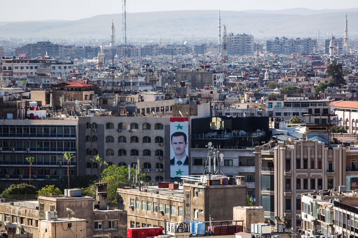 Портрет президента Сирии Башара Асада на стене дома в центре Дамаска