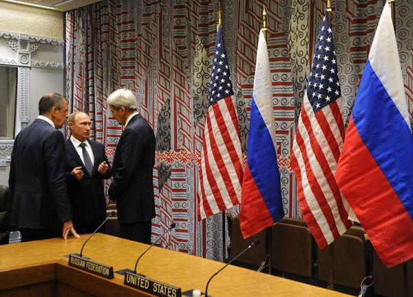 Президент России Владимир Путин, министр иностранных дел РФ Сергей Лавров и госсекретарь США Джон Керри беседуют после встречи с президентом США Бараком Обамой в рамках 70-й сессии Генеральной Ассамблеи ООН в Нью-Йорке Президент России Владимир Путин, министр иностранных дел РФ Сергей Лавров и госсекретарь США Джон Керри беседуют после встречи с президентом США Бараком Обамой в рамках 70-й сессии Генеральной Ассамблеи ООН в Нью-Йорке