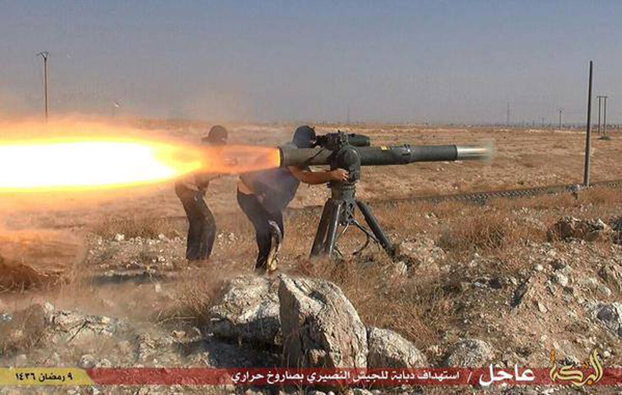 Боевики Исламского государства запускают противотанковую ракету в городе Эль-Хасака, Сирия