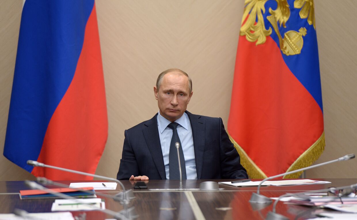 Президент России Владимир Путин во время совещания в резиденции Ново-Огарево