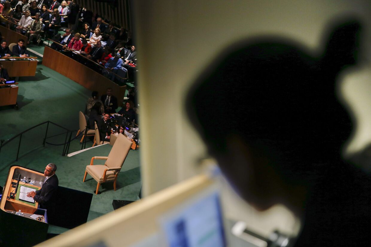 Журналист слушает выступление Барака Обамы на 70-й сессии Генеральной ассамблеи ООН