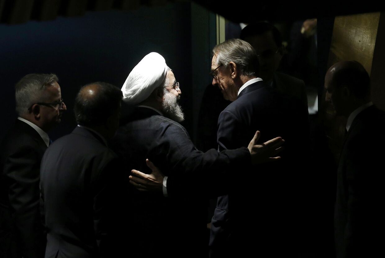 Президент Ирана Хасан Рухани обнимает первого заместителя Генерального Секретаря ООН Яна Элиассона после выступления на Генассамблее