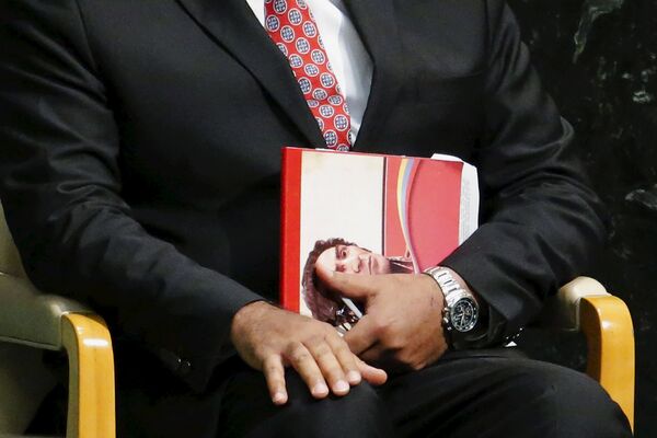 Тетрадь с изображением Симона Боливара в руках у президента Венесуэлы Николаса Мадуро