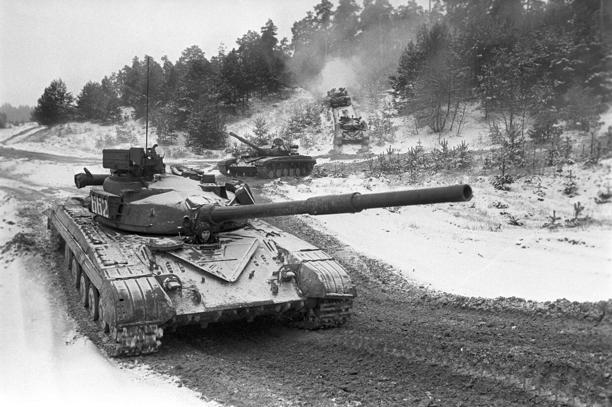 Советские танки Т-64 на учениях