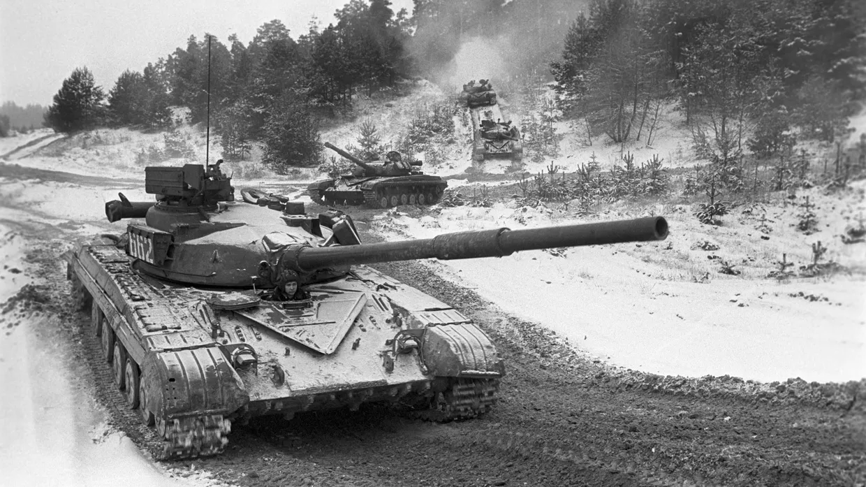 Советские танки Т-64 на учениях