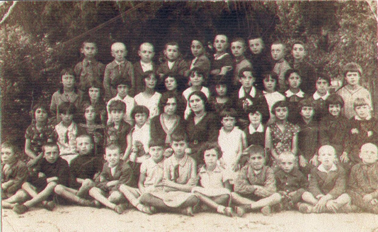 Группа еврейских детей с учителями, Едвабне, 1938