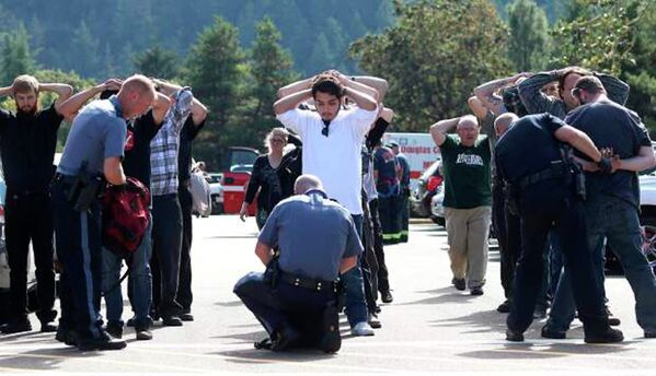 Полиция проверяет сумки студентов и персонала колледжа, в котором произошла стрельба. Орегон, США