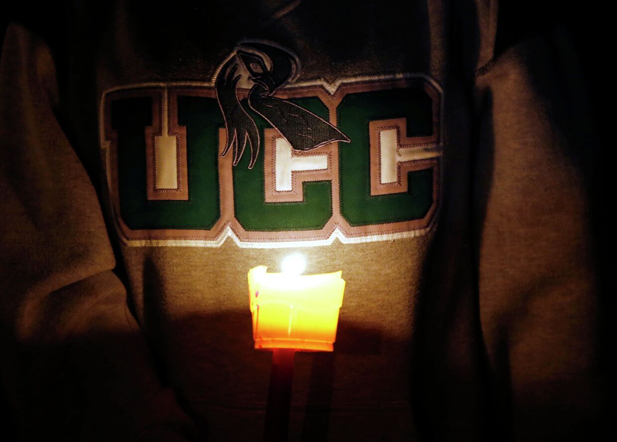 Свечи в память о жертвах стрельбы в колледже Орегона