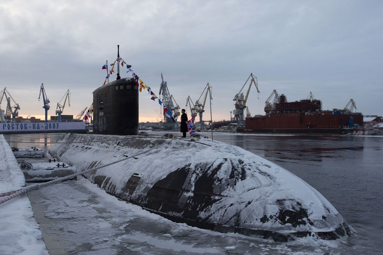 Церемония подъема Военно-морского флага на борту подводной лодки Ростов-на-Дону