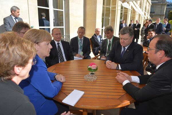 Президент России Владимир Путин, президент Украины Петр Порошенко, президент Франции Франсуа Олланд и канцлер Германии Ангела Меркель во время неформальной встречи в Париже Президент России Владимир Путин, президент Украины Петр Порошенко, президент Франции Франсуа Олланд и канцлер Германии Ангела Меркель во время неформальной встречи в Париже