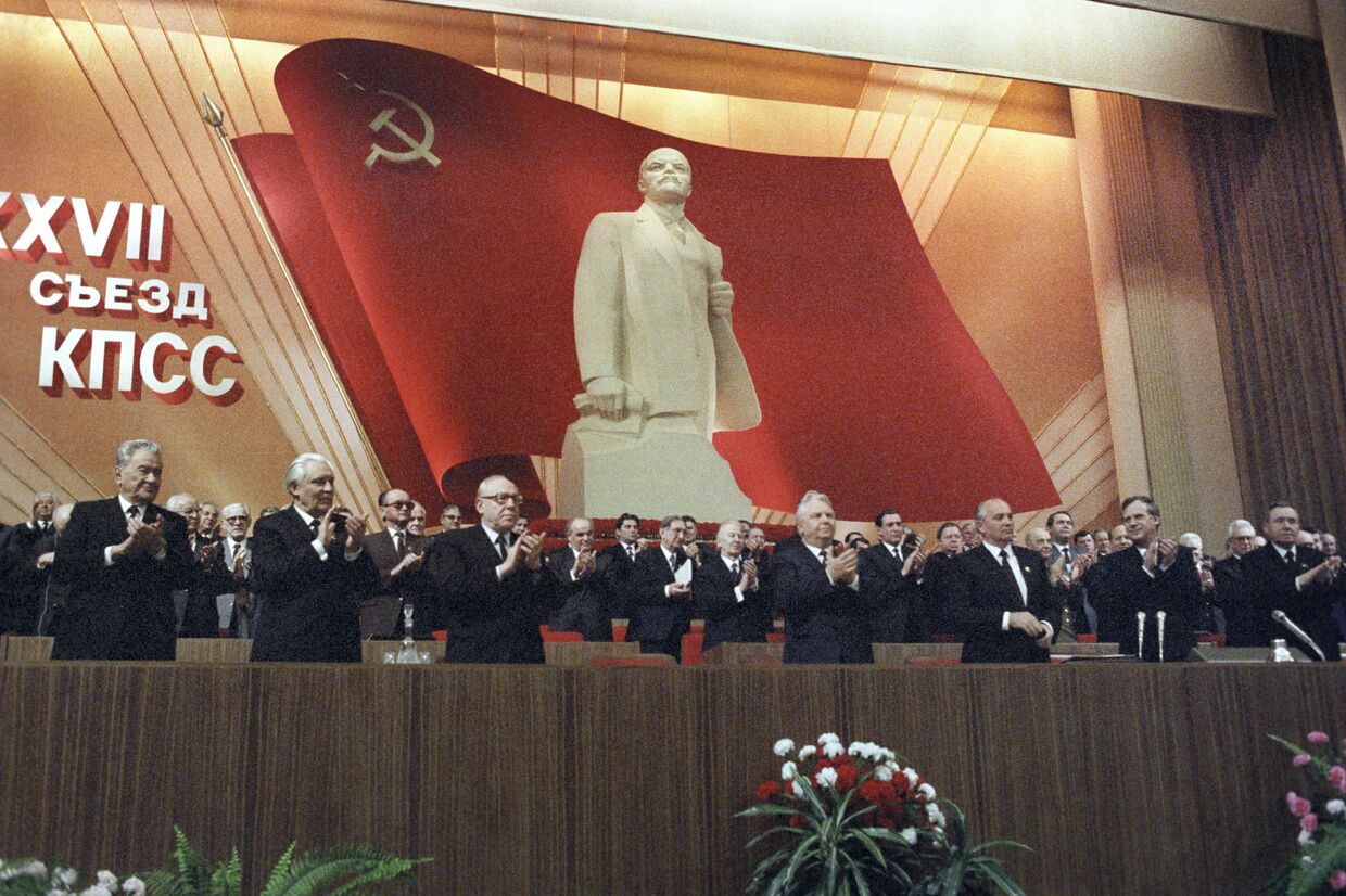 М. С. Горбачева поздравляют с днем рождения на XXVII съезде КПСС