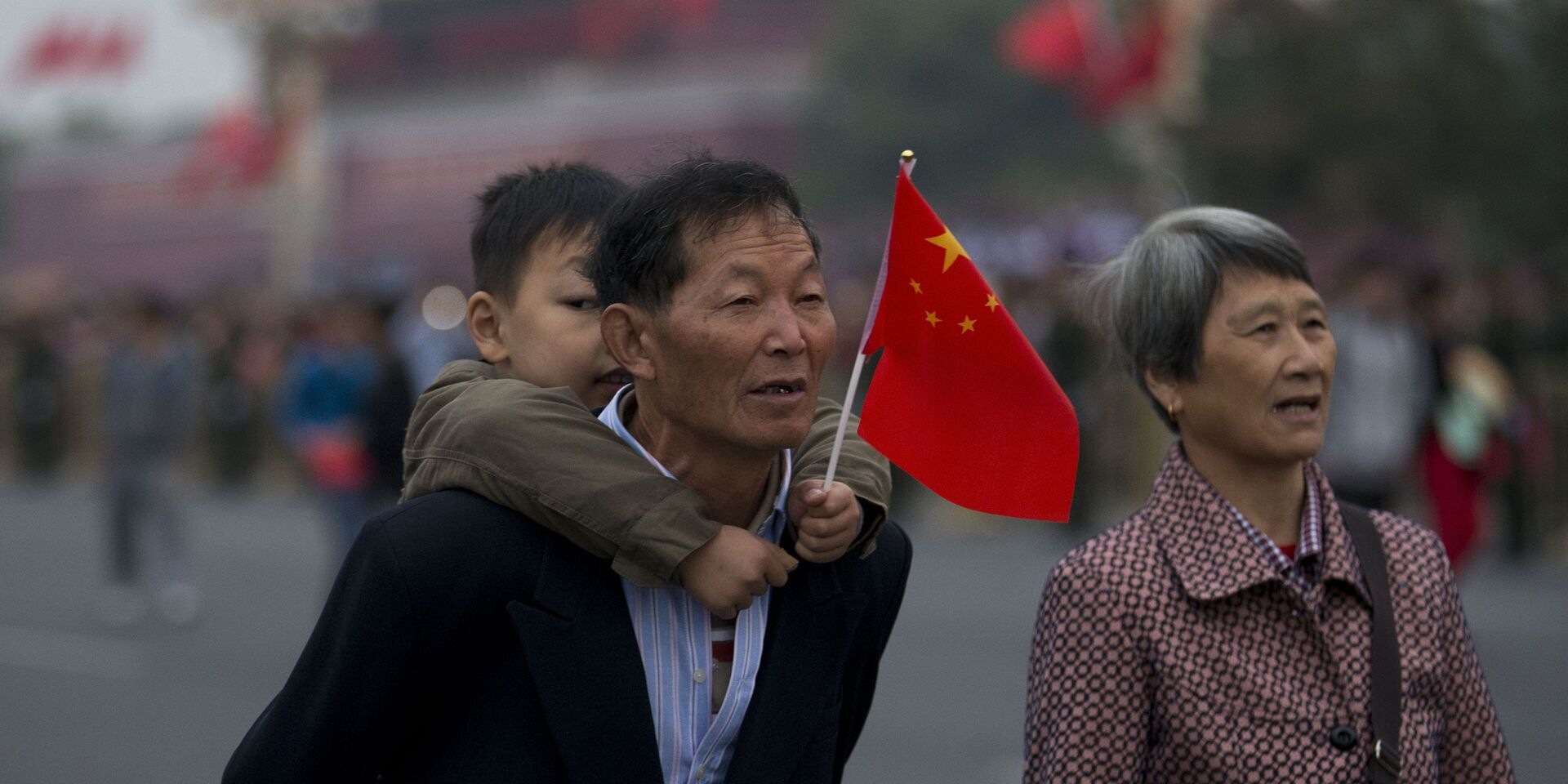 Пожилая пара с ребенком на площади Тяньаньмэнь в Китае - ИноСМИ, 1920, 07.04.2023