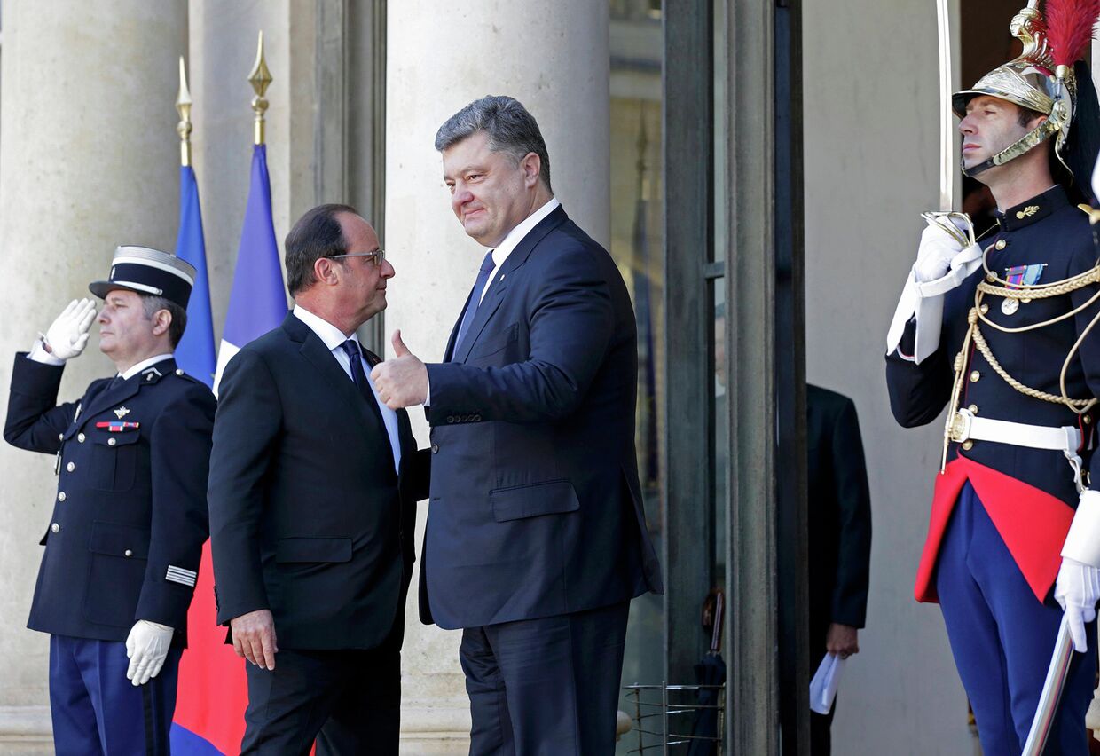 Президент Украины Петр Порошенко и глава Франции Франсуа Олланд во время встречи в Елисейском дворце в Париже. 2 октября 2015