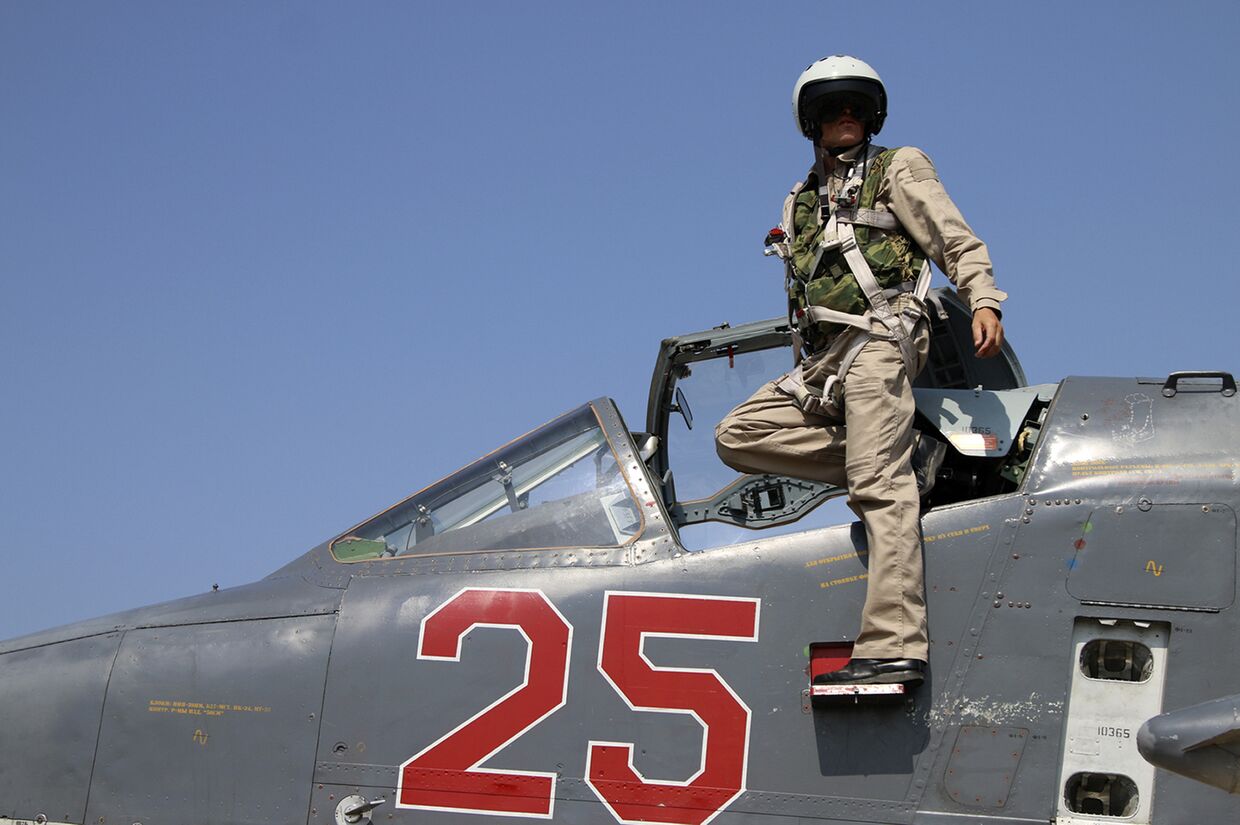 Российский летчик в кабине самолета Су-25М на базе «Хмеймим» в Сирии