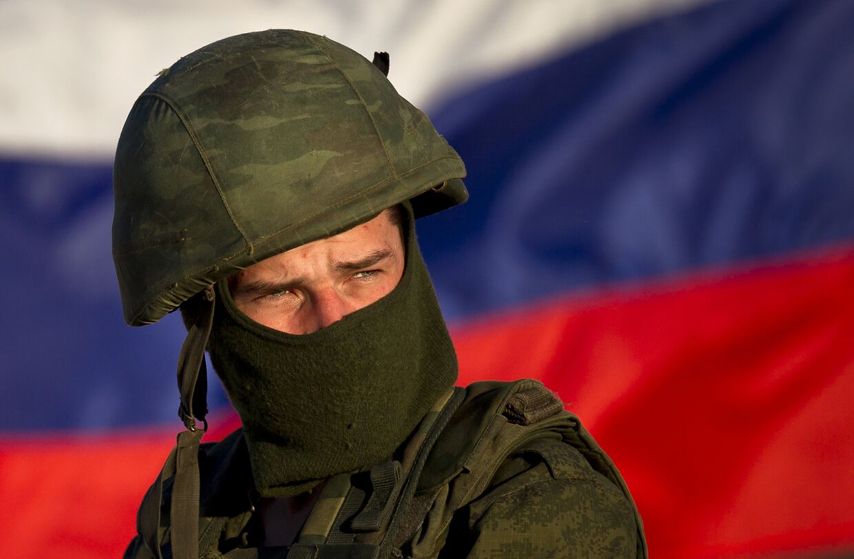 Российский солдат на военной базе в Перевальном, Крым, 15 марта 2014 года