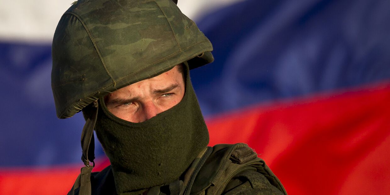 Российский солдат на украинской военной базе в Перевальном, Крым, 15 марта 2014 года