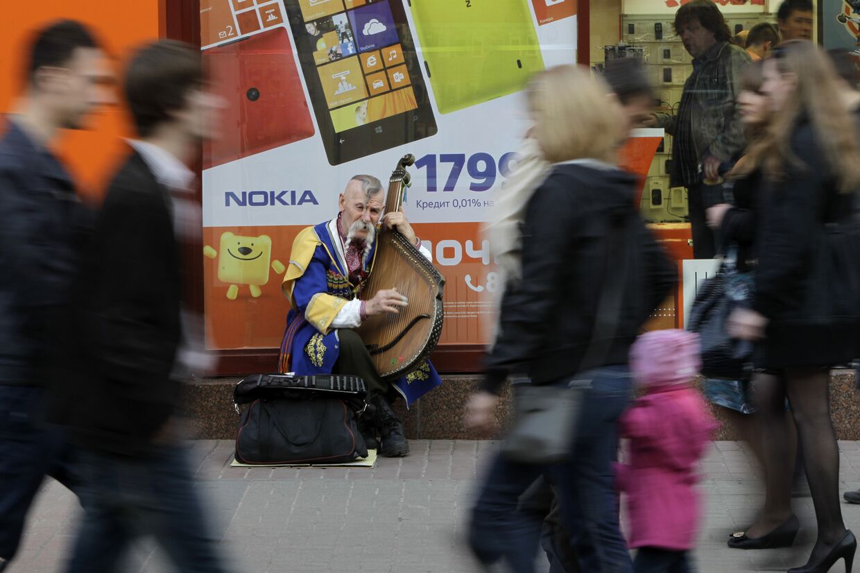 Музыкант играет на бандуре в центре Киева