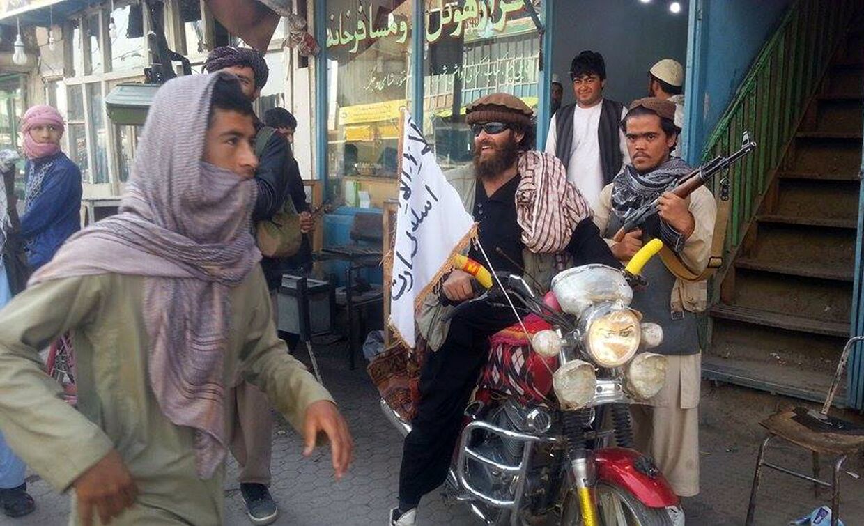 Боевик Талибана на улице города Кундуз