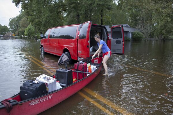 Эвакуация людей во время наводнения в Южной Каролине