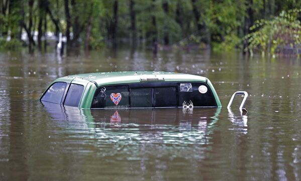 Затопленный во время наводнения автомобиль в городе Флоренс, Южная Каролина