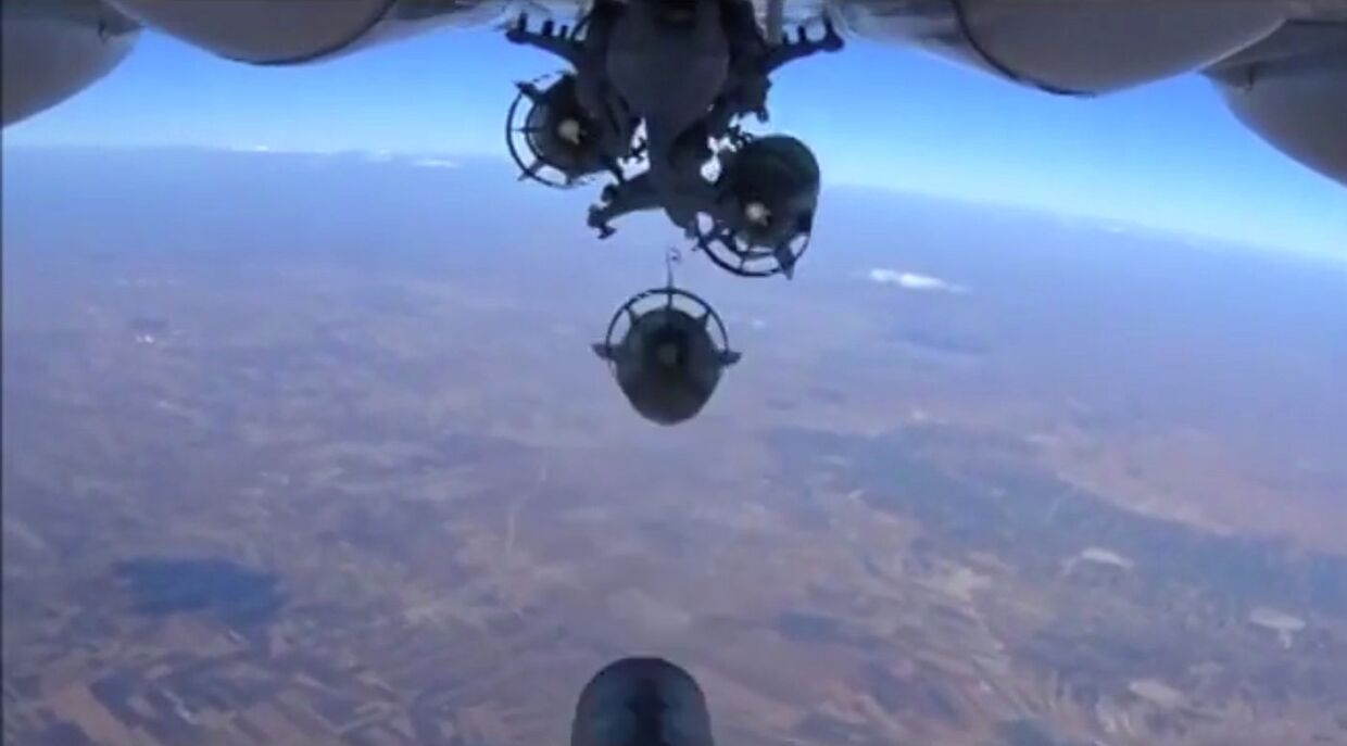Бомбардировка позиций ИГИЛ в Сирии силами ВВС РФ