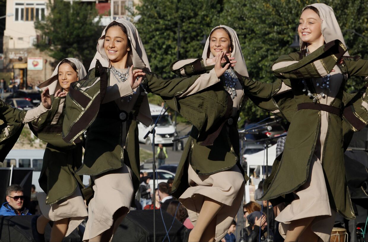 Девушки в грузинских национальных костюмах на празднике в Тбилиси