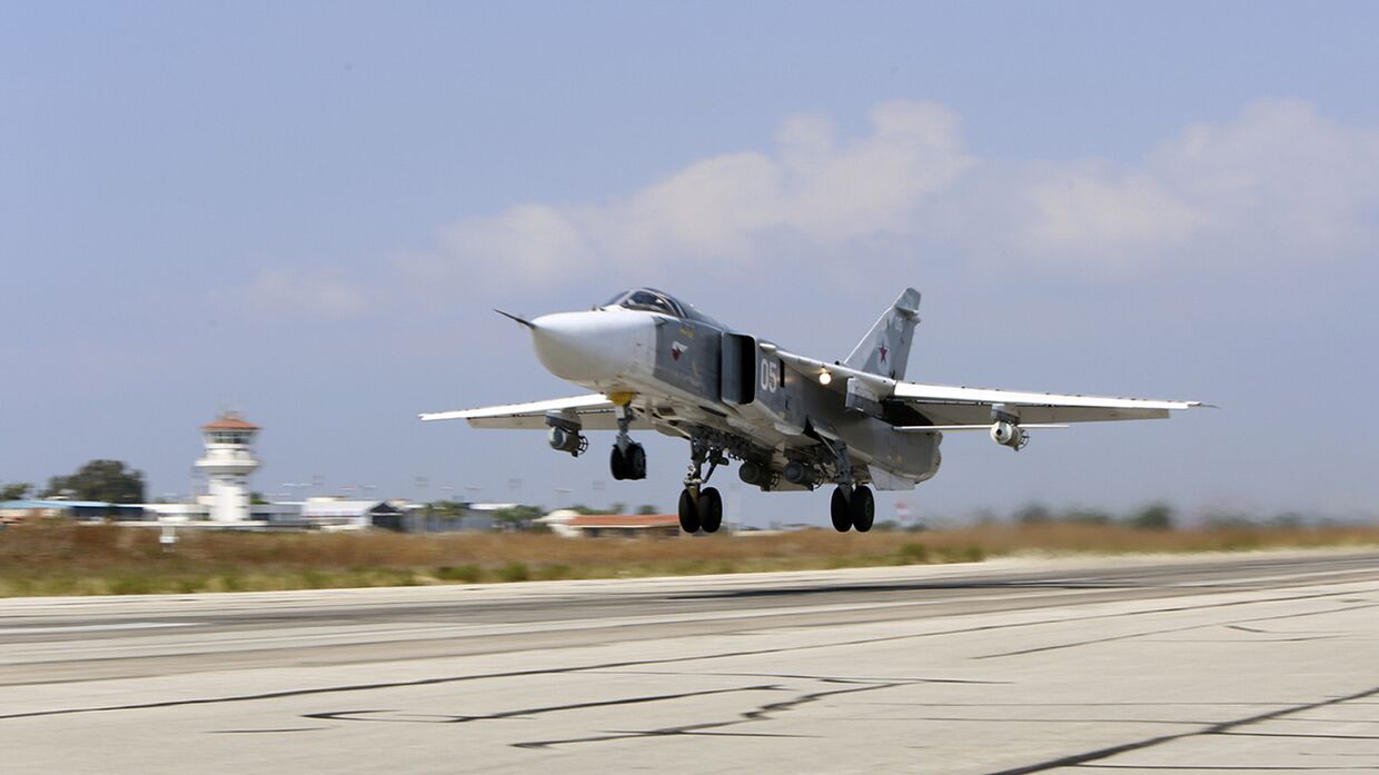 Российский Су-24М взлетает с авиабазы «Хмеймим» в Сирии