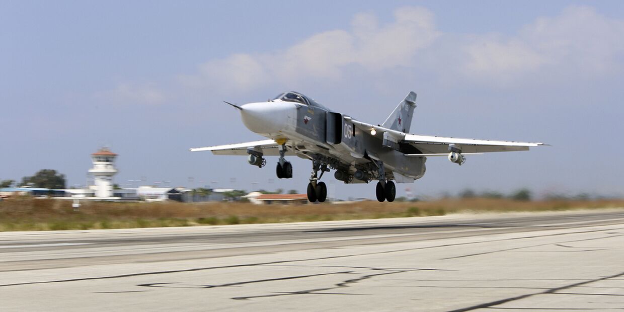 Российский Су-24М взлетает с авиабазы «Хмеймим» в Сирии