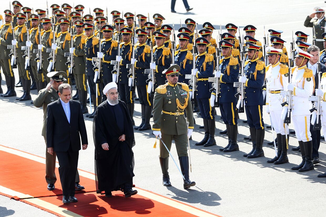 Президент Ирана Хасан Рухани и вице-президент Эсхак Джахангири в аэропорту Тегерана после возвращения Рухани с Генассамблеи ООН