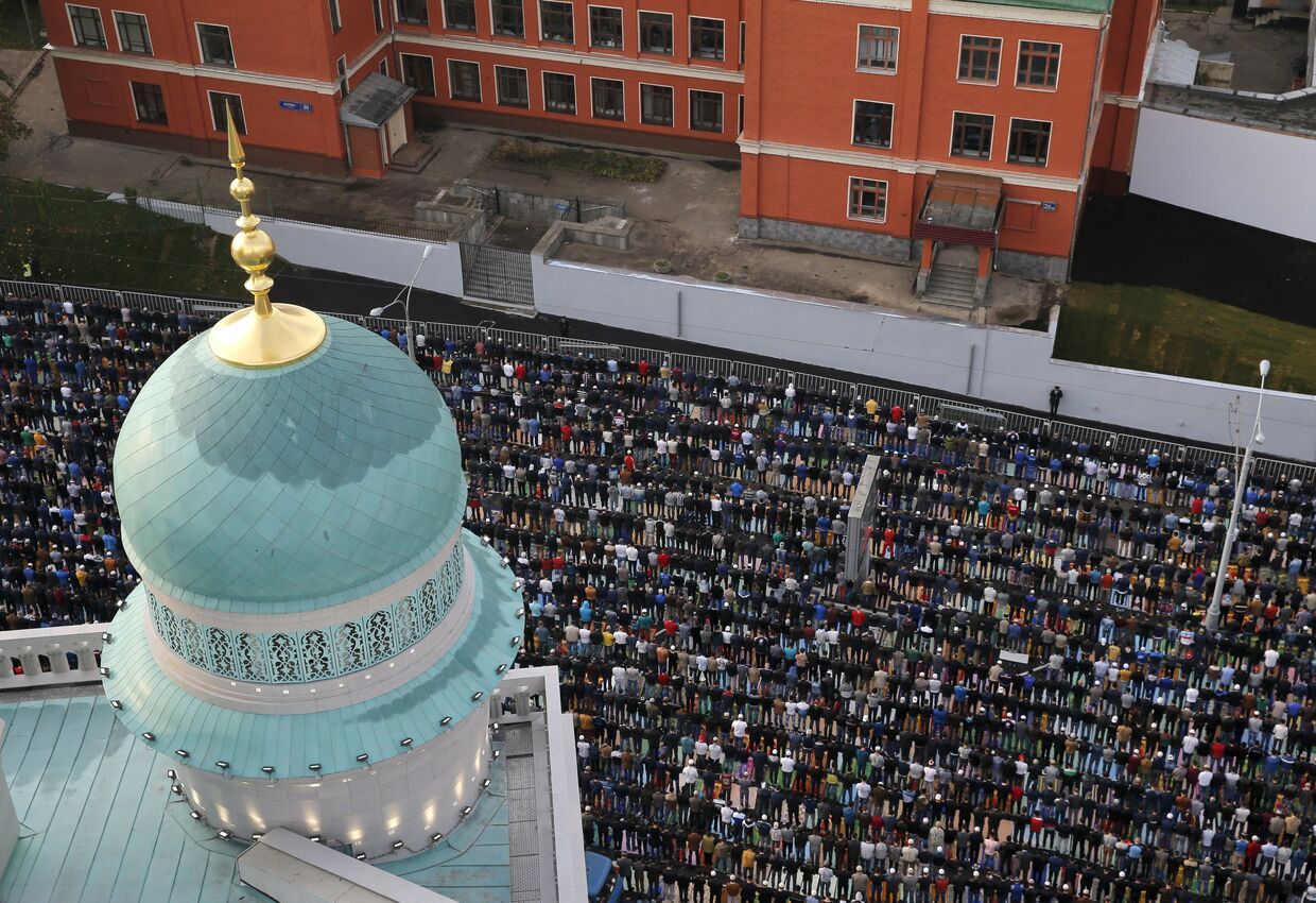 Мусульмане в день праздника жертвоприношения Курбан-Байрам у Московской Соборной мечети
