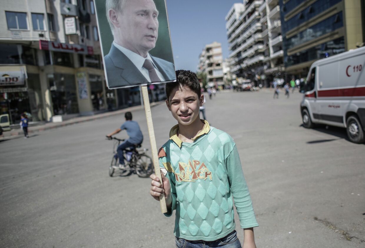 Участник митинга в поддержку президента Сирии Башара Асада и президента России Владимира Путин в Латакии