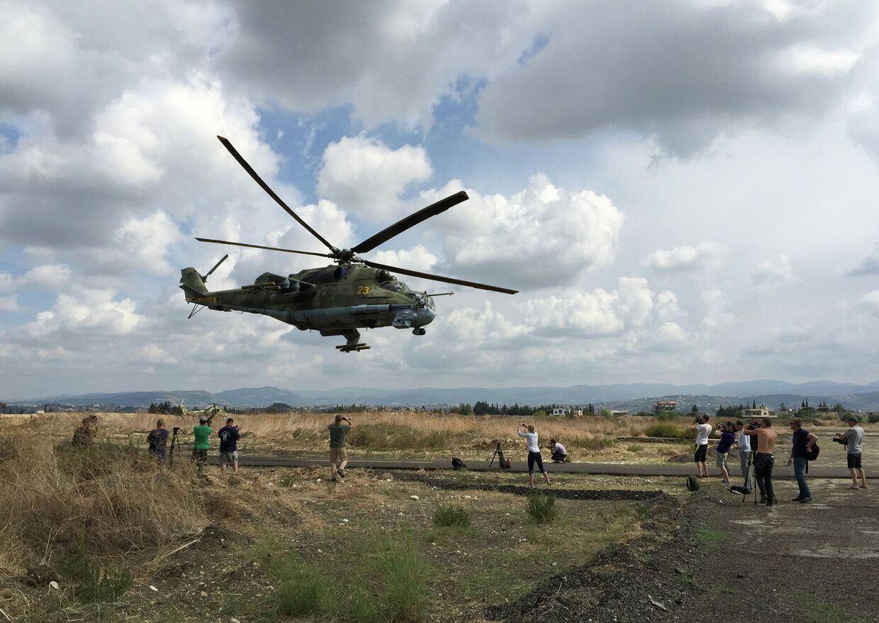 Российский ударный вертолет МИ-24 вылетает на боевое задание с аэродрома Хмеймим, Сирия