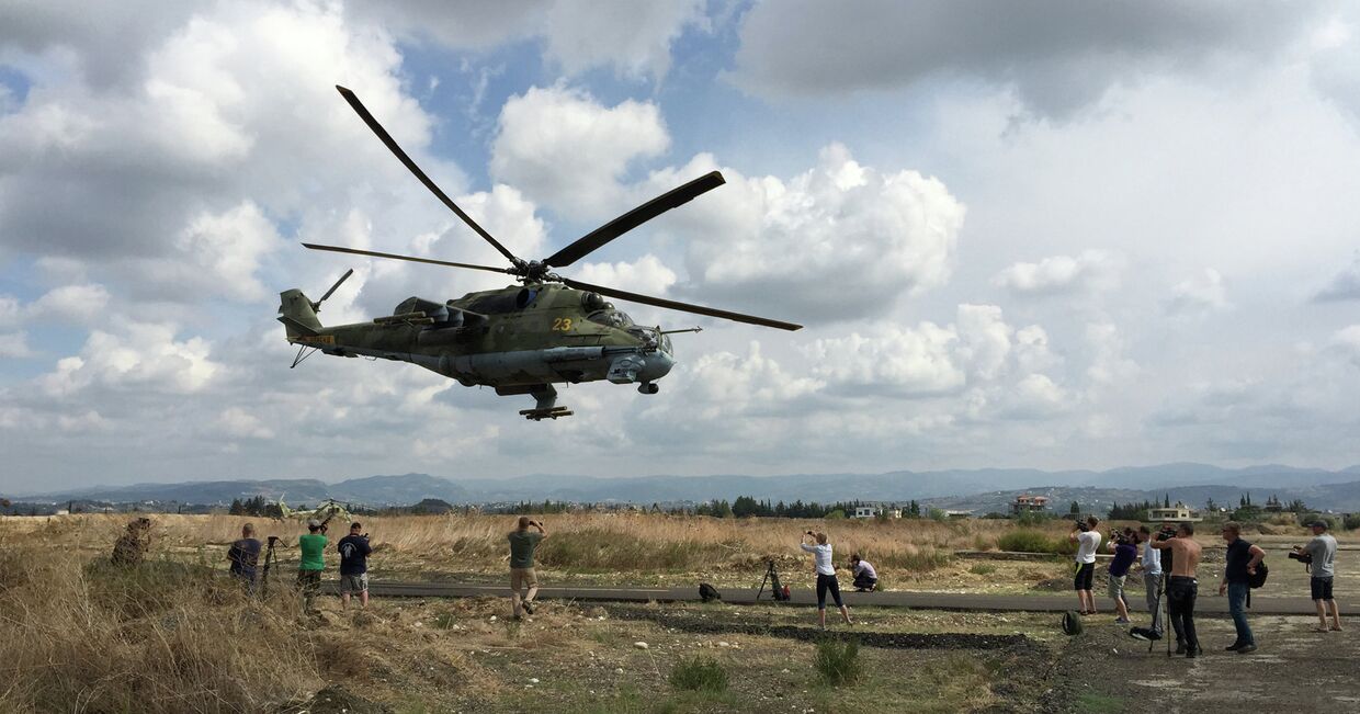 Российский ударный вертолет МИ-24 вылетает на боевое задание с аэродрома Хмеймим, Сирия