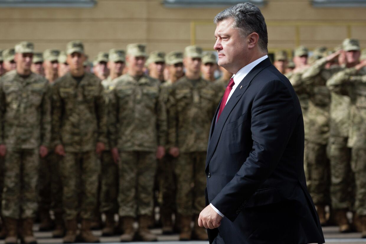 Президент Украины П.Порошенко посетил академию Сухопутных войск Вооруженных сил Украины имени гетмана Петра Сагайдачного