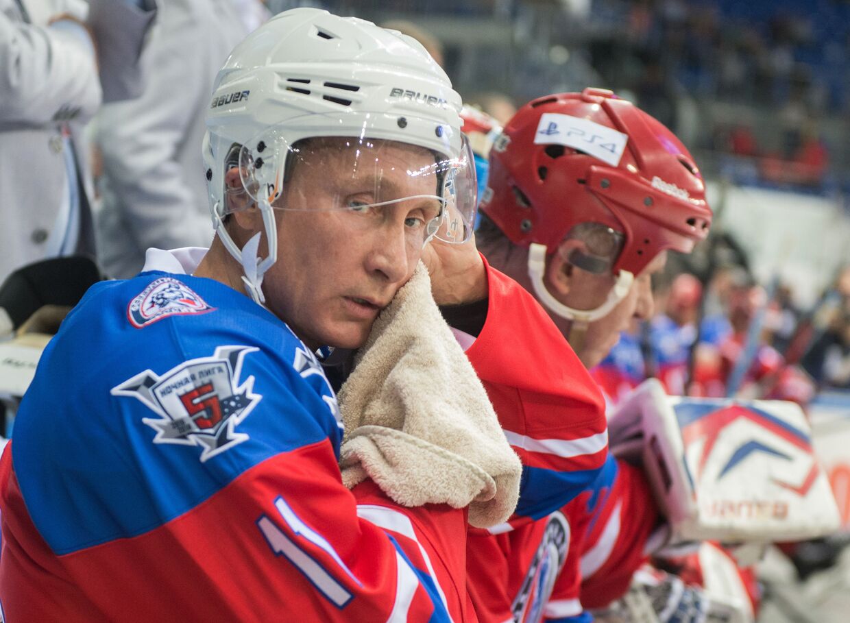 Президент РФ Владимир Путин принимает участие в хоккейном матче чемпионов НХЛ и Правления и почетных гостей НХЛ