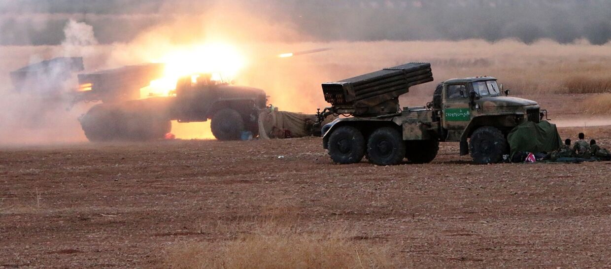 Реактивные системы залпового огня Град сирийской армии ведёт огонь по позициям боевиков ИГИЛ