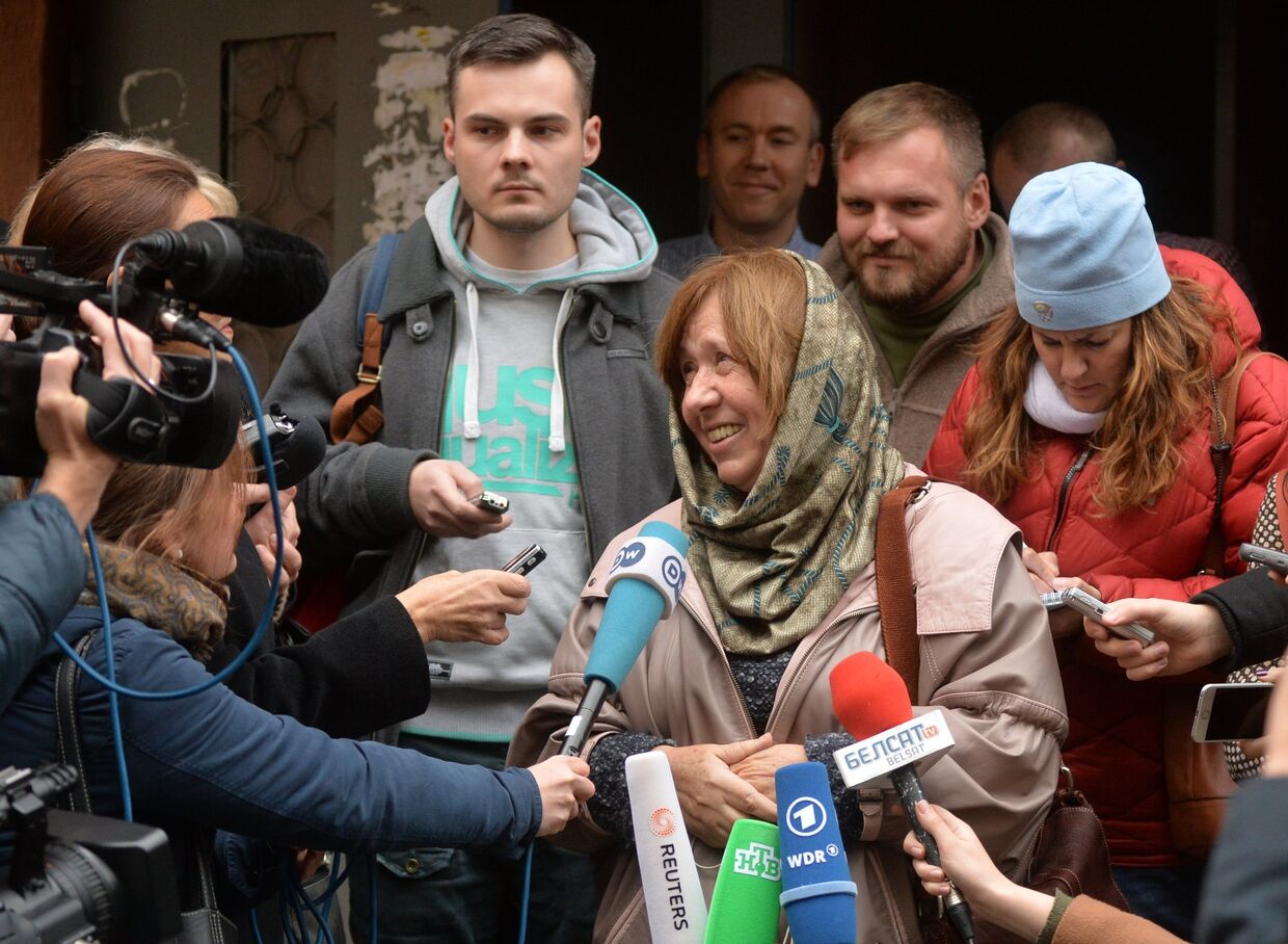 Лауреат Нобелевской премии по литературе 2015 года белорусская писательница Светлана Алексиевич после пресс-конференции в Минске