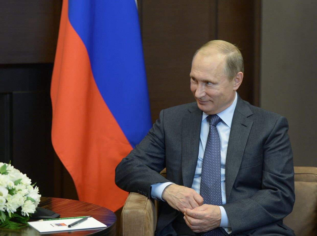Президент РФ Владимир Путин во время встречи в резиденции Бочаров ручей с президентом Киргизии Алмазбеком Атамбаевым