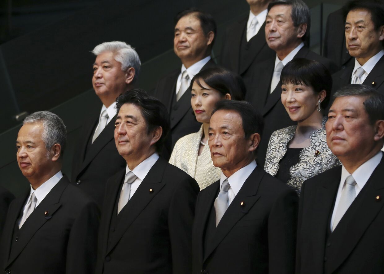 Премьер-министр Японии Синдзо Абэ и обновленный состав кабинета министров
