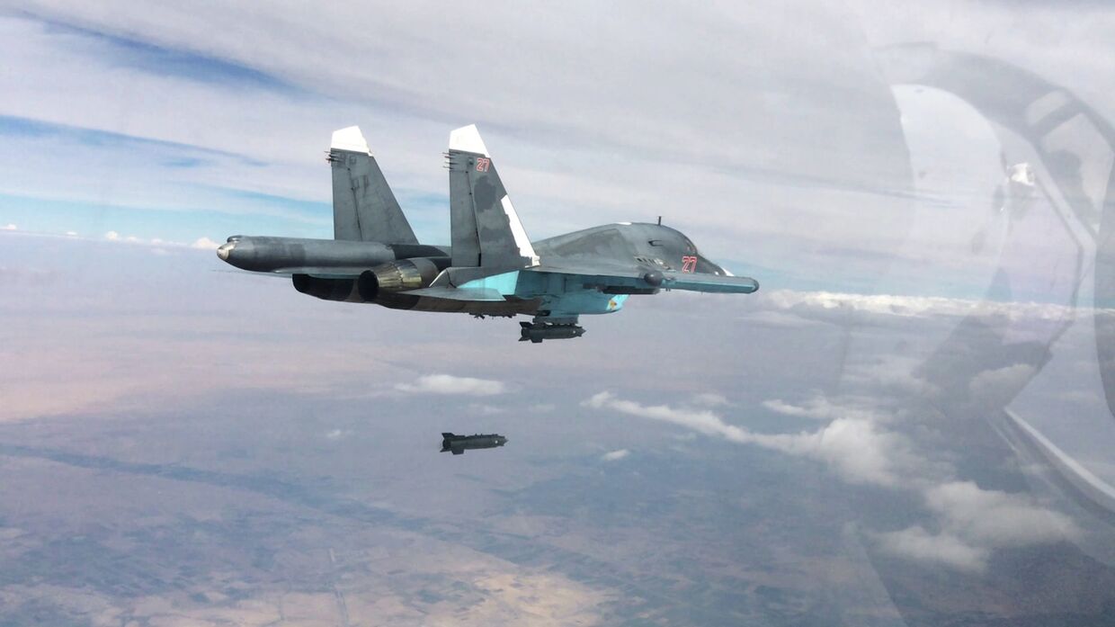 Истребитель-бомбардировщик Су-34 во время нанесения авиаудара