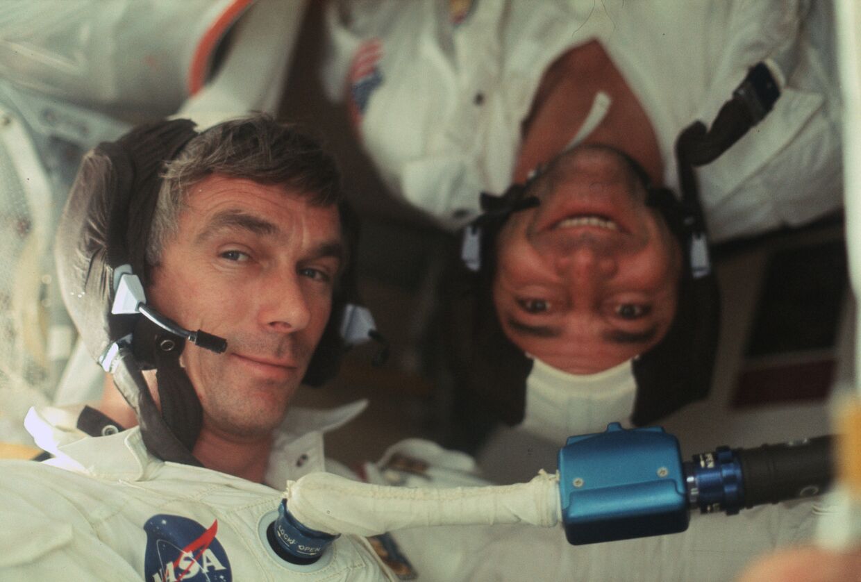 Миссия «Аполлона-17»: Сернан (слева) и Эванс в командном модуле. Снято на пути к Луне
