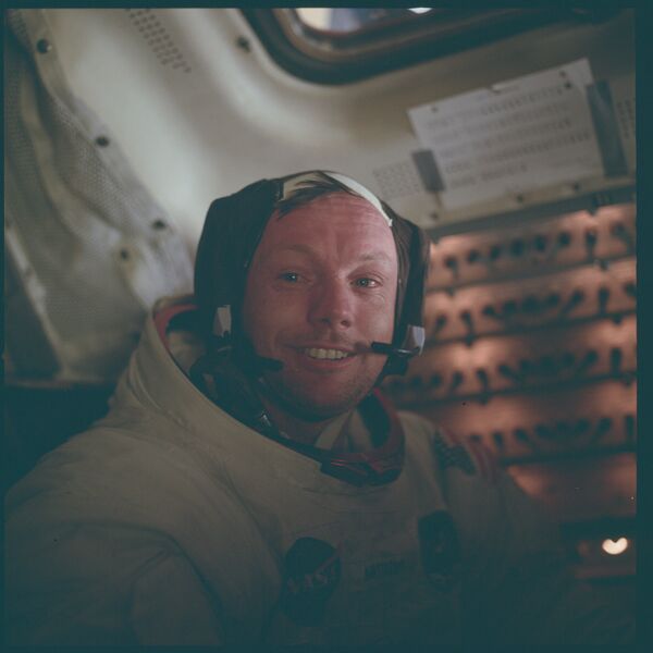 Миссия «Аполлона-11»: Нил Армстронг в кабине «Орла» после выхода на поверхность Луны