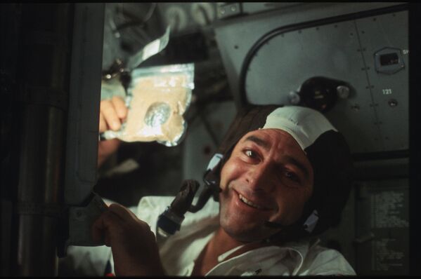 Миссия «Аполлона-17»: Роналд Эванс с пакетом супа