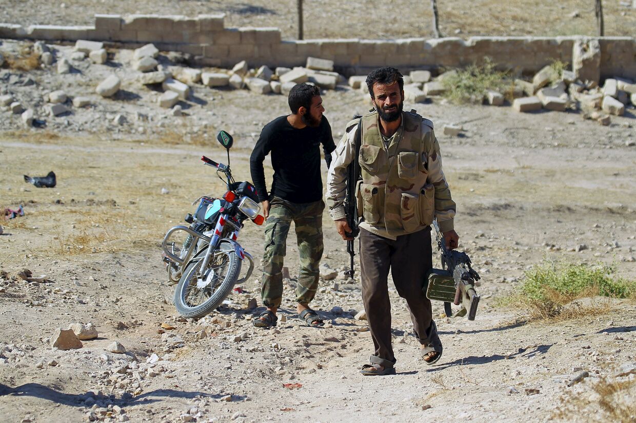 Сирийские повстанцы в городе Кафр-Набуда в провинции Хама 