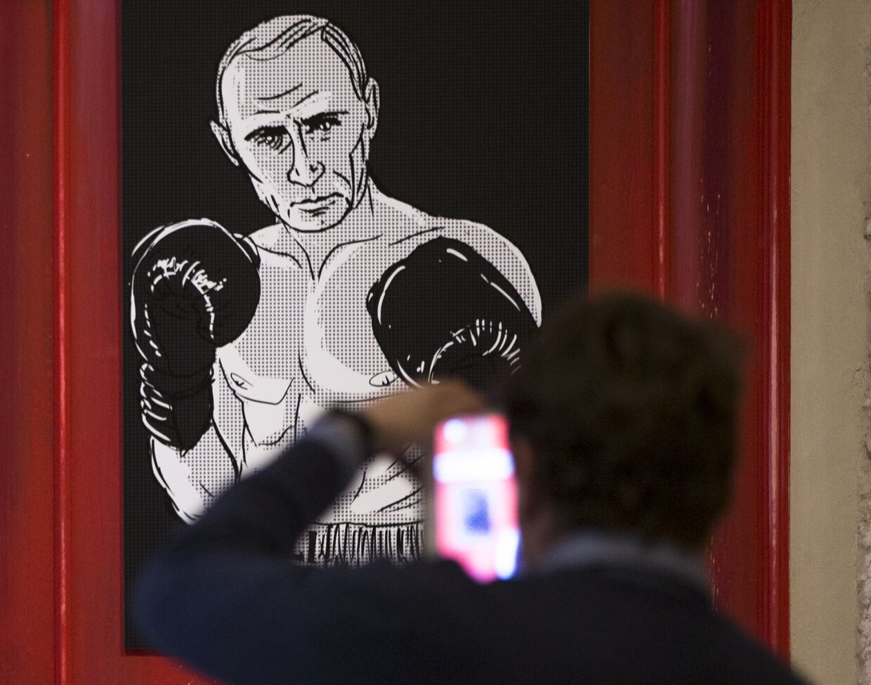 Путин в образе Мохаммеда Али на выставке «Путин Universe» в Москве