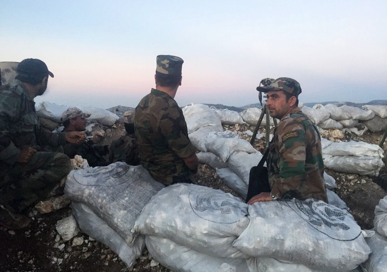 Военнослужащие сирийской армии в районе поселения Араму на севере сирийской провинции Латакия