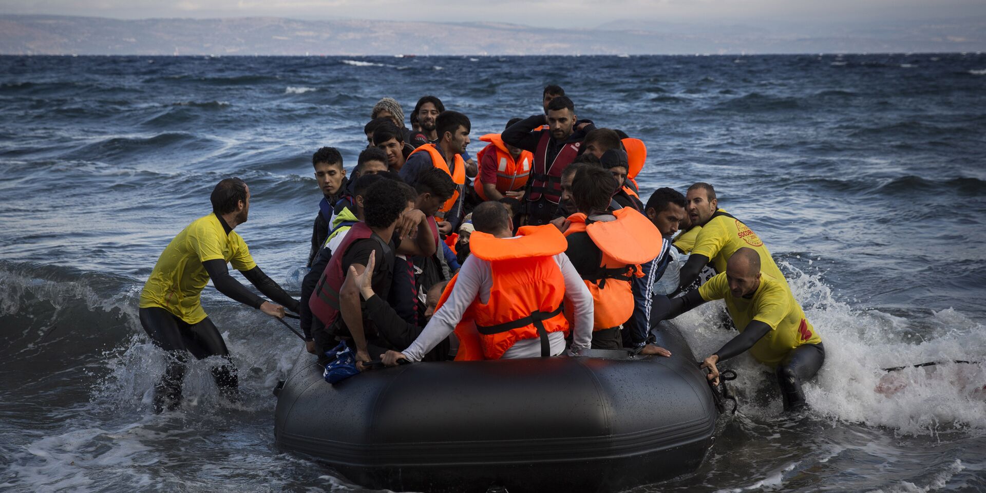 Спасатели помогают беженцам причалить у берега греческого острова Лесбос - ИноСМИ, 1920, 17.06.2023